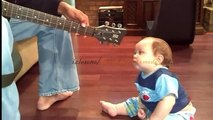 Bu Bebek Gitar Sesiyle Uyuyor..