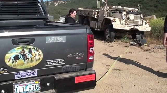 Régis dépanne un ami et perd son pare-choc