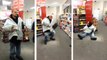 Un homme ivre vole des bouteilles d'alcool dans un magasin
