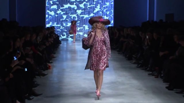 Eva Herzigova défilé _1 2 3_ printemps été 2011 Palais de Tokyo