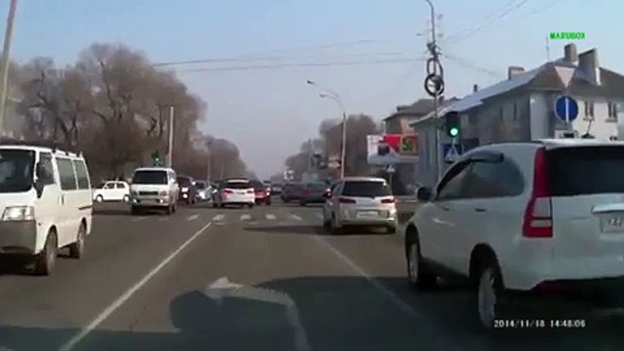 Il rentre dans une voiture puis... !