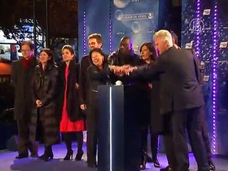 Рождественская иллюминация украсила Париж