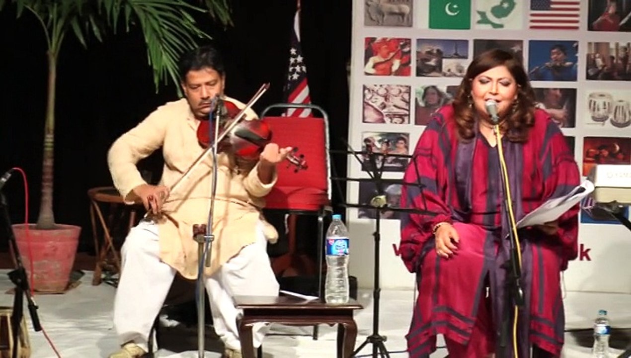 Nabila bano sings "Aye jazba-e-dil gar mein chaahoon" at Pakistan American Cultural Centre on September 26, 2014