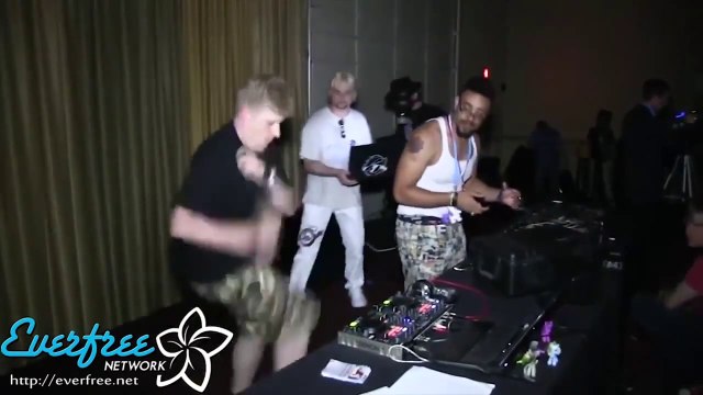 Eux ils savent mettre l'ambiance : des DJ complètement DINGUE!!!!