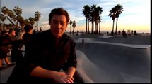 Un journaliste se prend un skate en plein tête - Skateboard Headshot!