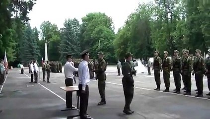 Un soldat empêche une escouade d'être écrasée par un arbre ...