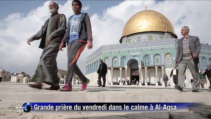 Des milliers de musulmans de tous âges prient à Al-Aqsa
