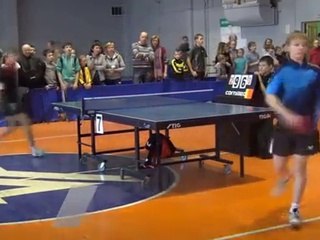 Déçu par sa défaite, ce jeune pongiste passe ses nerfs sur l’arbitre.