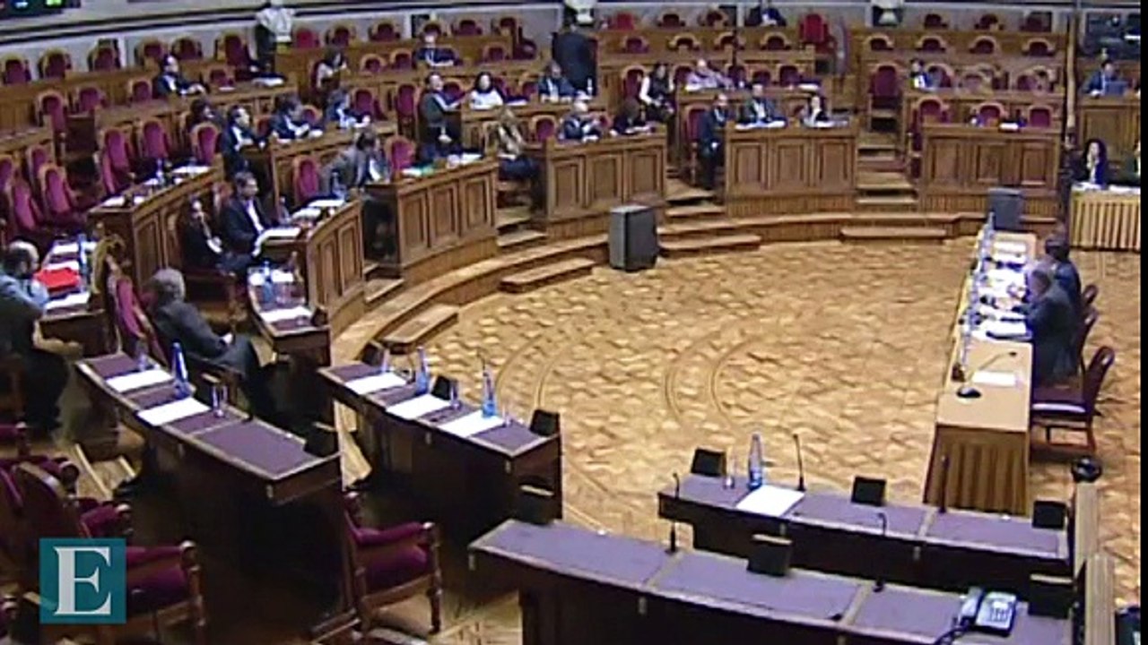 A luta do microfone no parlamento!