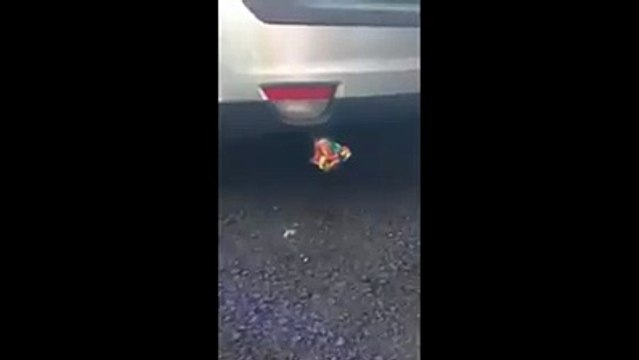 Une voiture avec des sifflets dans le pot d'echappement