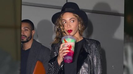 Beyoncé genießt ein zuckeriges Getränk, nachdem es neue Berichte von Beziehungsproblemen gab