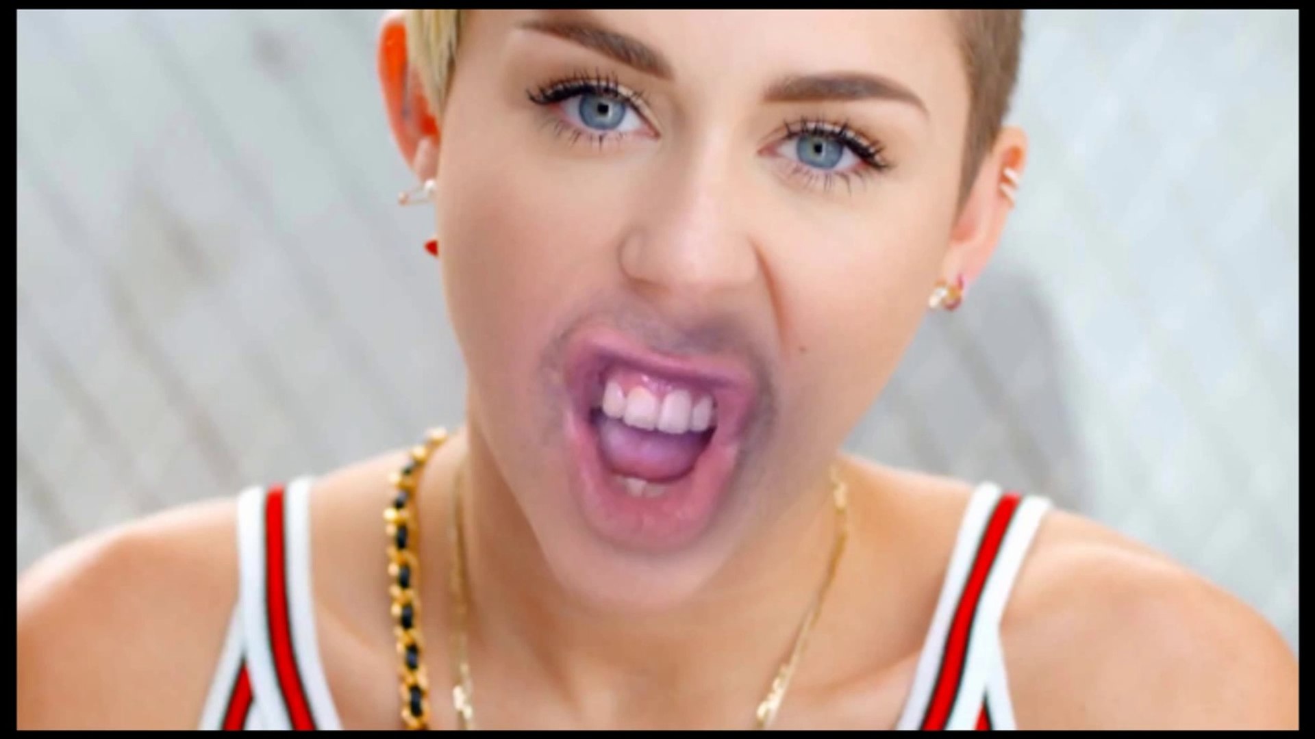 Miley Cyrus - Performance with the tongue