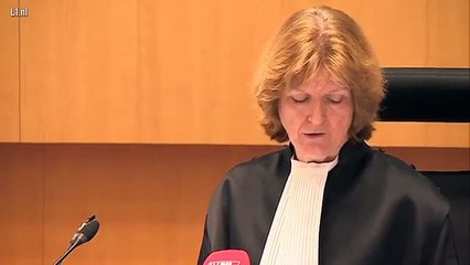 Une chaise lancée sur une juge dans un tribunal
