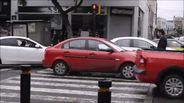 Angry pedestrian VS illegally parked driver : don't bother this guy!