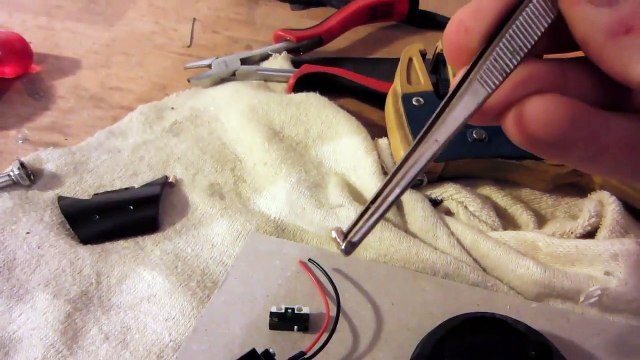 Montre-laser inspirée de James Bond... Et ça marche!