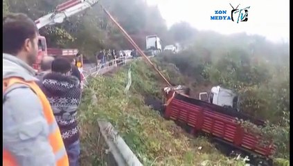 KÖMÜR YÜKLÜ TIR DEVRİLDİ