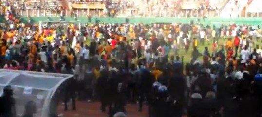 Les supporters envahissent le terrain à la fin de match Côte d'Ivoire- Cameroun