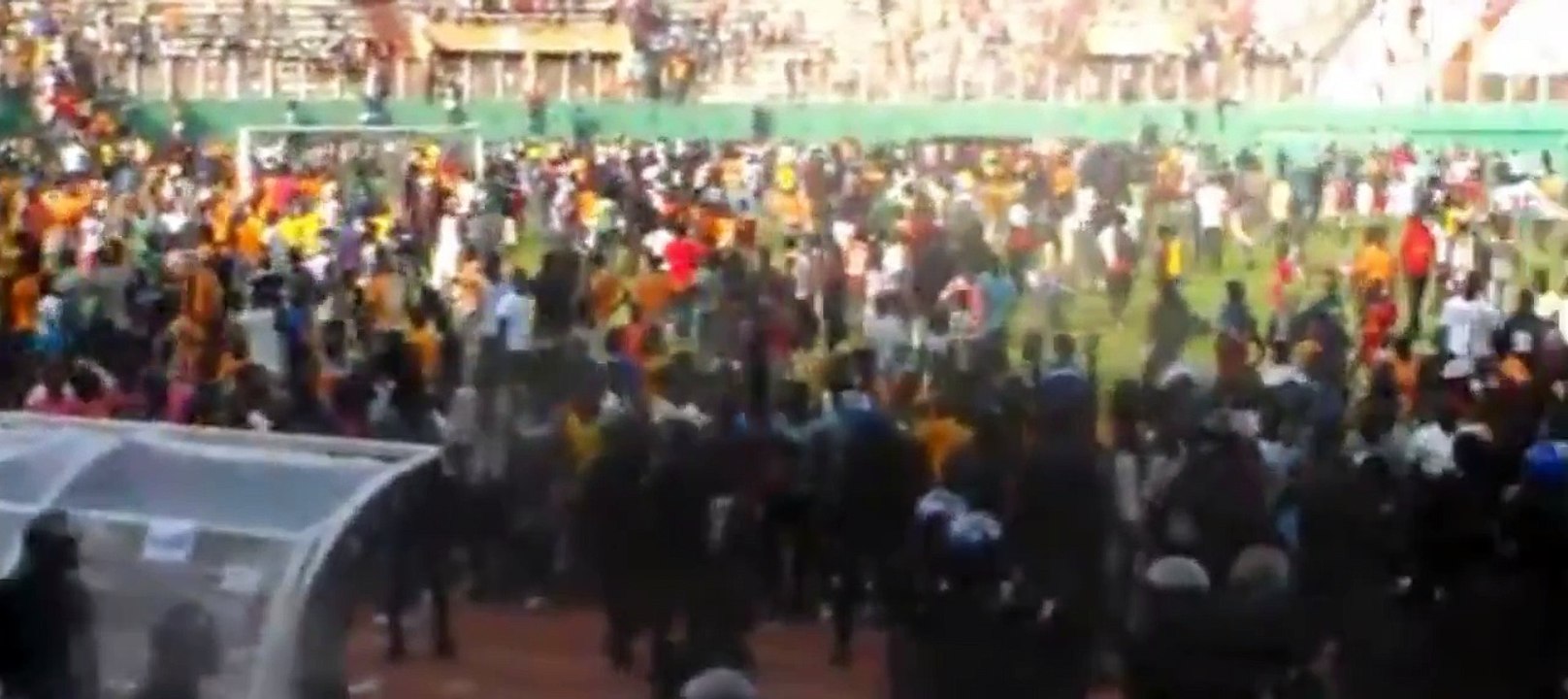 Les supporters envahissent le terrain à la fin de match Côte d'Ivoire- Cameroun