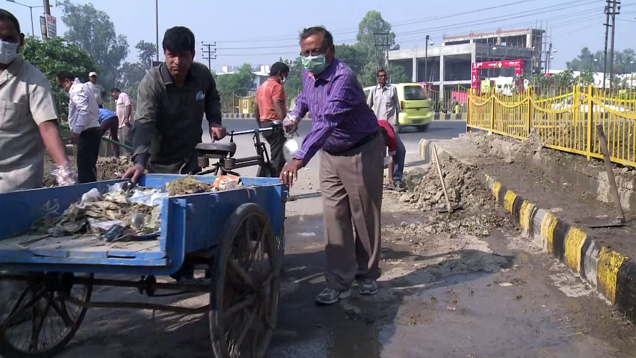 Indians muck in for cleaner communities