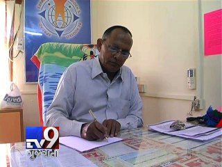 Descargar video: North Gujarat University's B.ed paper leaked on WhatsApp, Mehsana - Tv9 Gujarati