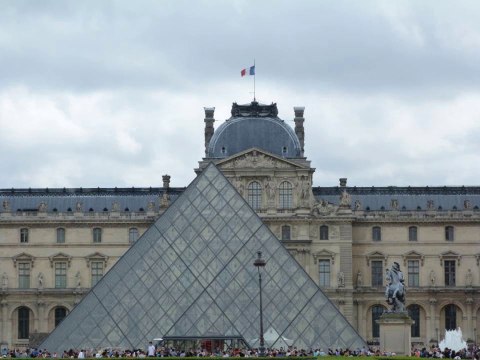 PARIS : le musée du LOUVRE et le jardin des TUILERIES ( HD )