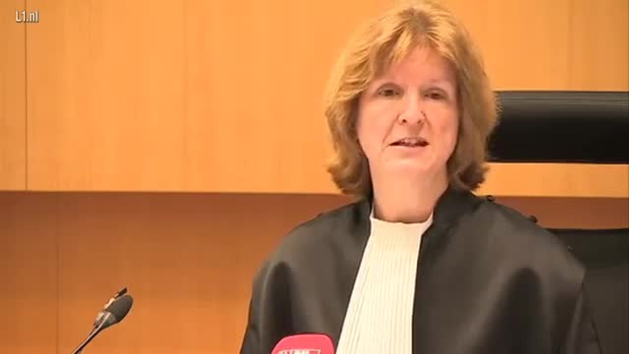 Un père jette une chaise sur une juge après un verdict qu'il n'accepte pas