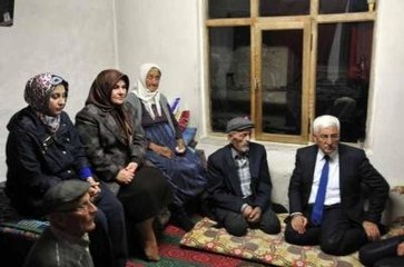 Karaman Valisi, Lastik Ayakkabı Gönderdiği Madenci Babasına Gitti