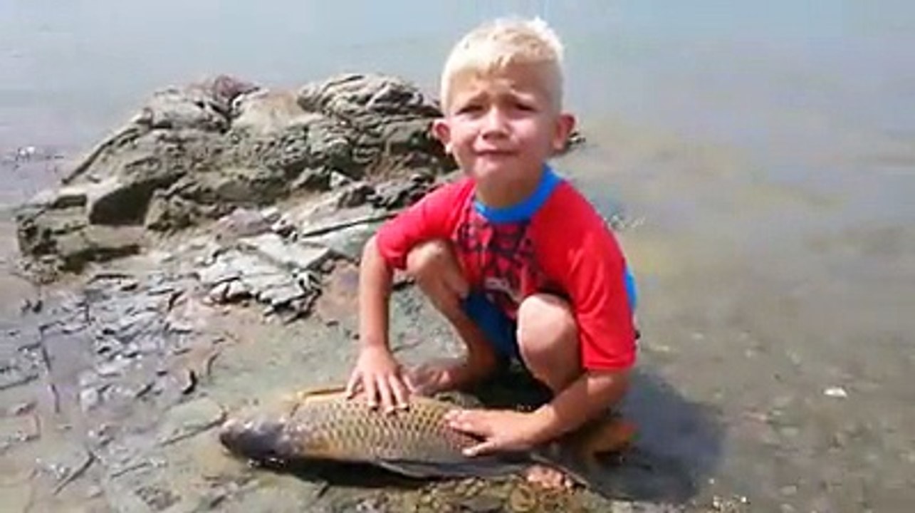 Menino chora morte de peixe!