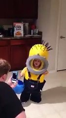 A queda mais fofa de um dos Minions!