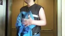 Clip hài - Chuyện khó thanh minh trong thang máy - 24gio.biz