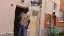 9 Dil Bilen Profesör, Asgari Ücretle Tuvalet Temizliği Yapıyor