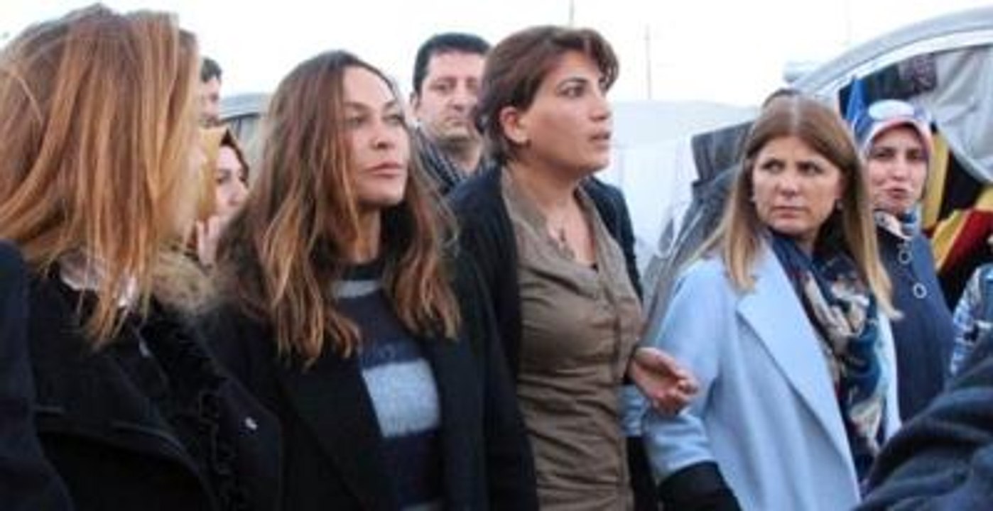 Hülya Avşar Kobanili Kadınları Ziyaret Etti