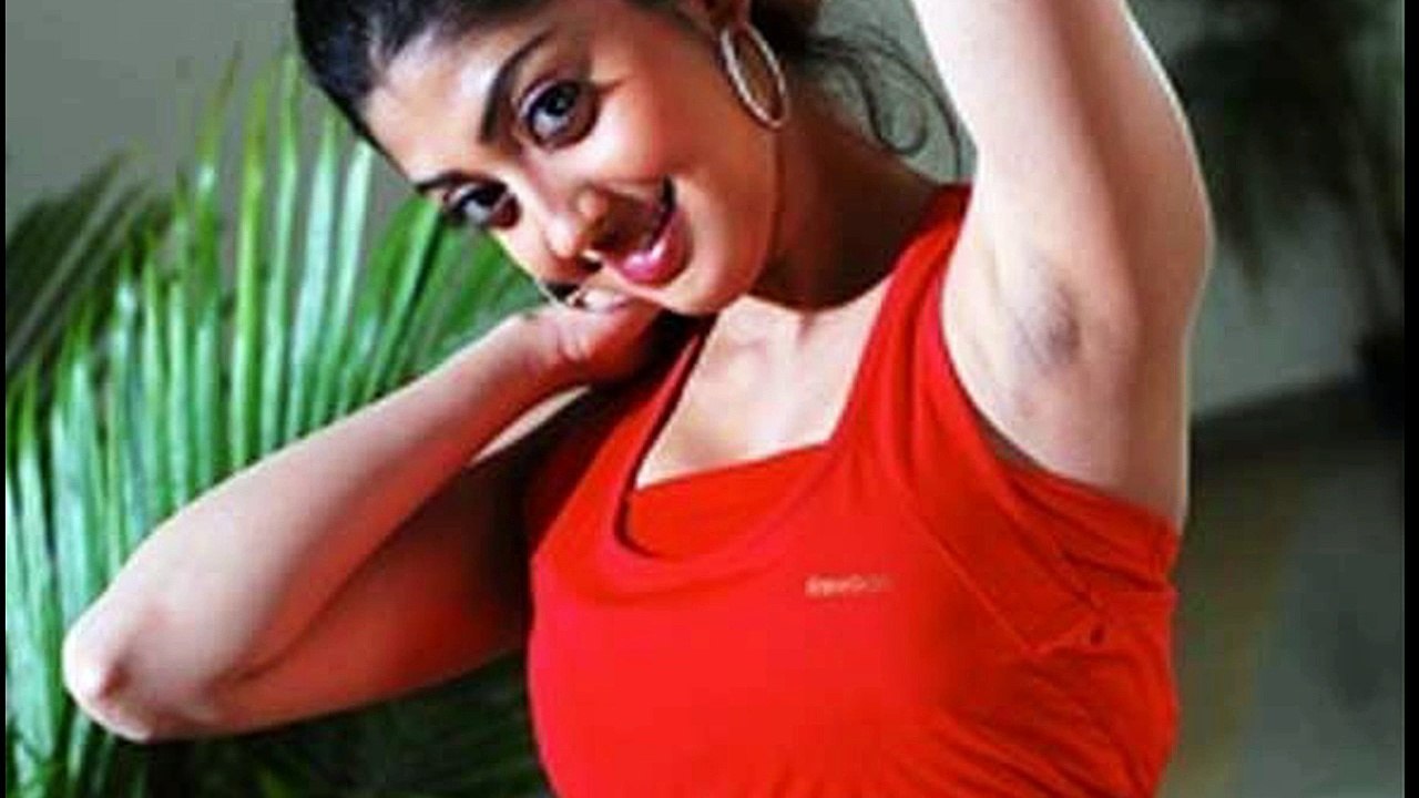 Pranitha yummy navel show