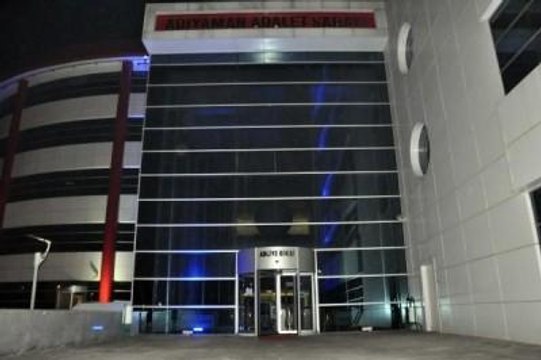 Mahkemede Tutuklandı, Elleri Kelepçeli Kaçtı