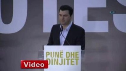 Arnavutluk'ta Onbinler Hükümeti Protesto Etti