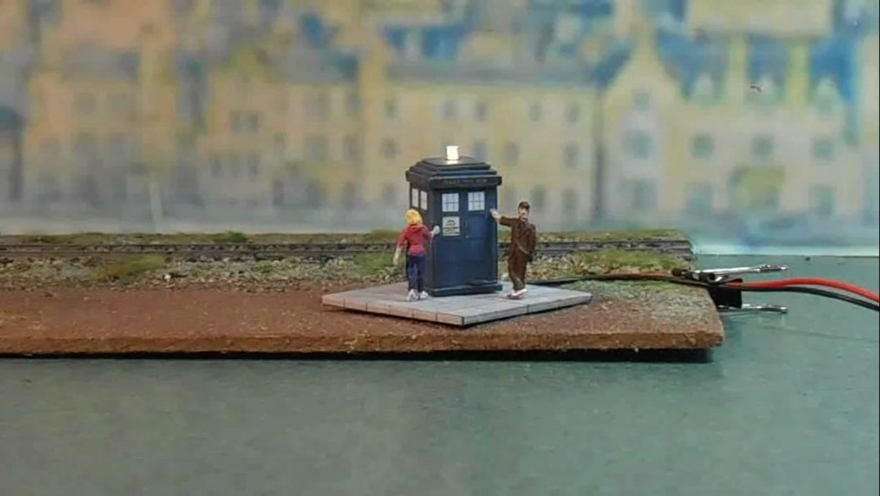 OO Scale TARDIS with The Doctor and Rose