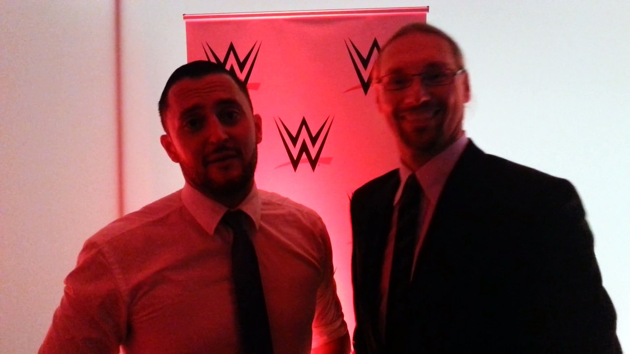 Sebastian Hackl und Holger Boeschen grüßen die #maxxWWE-Truppe
