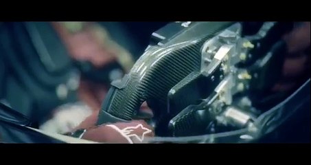 F1 aracının üzerinden atlayan TIR