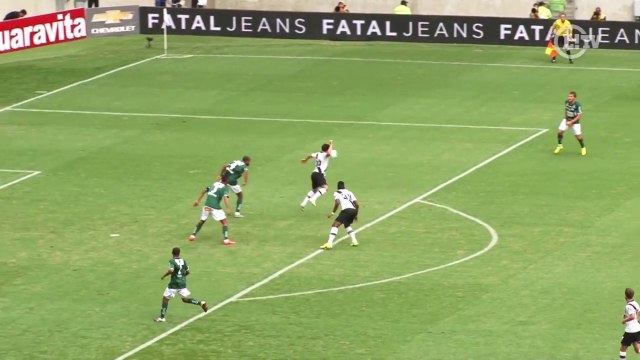 Gladiador quase faz gol de placa no Maracanã
