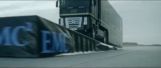 F1 aracının üzerinden atlayan TIR