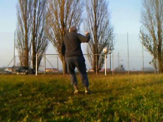 Calcio  Patrizio...tiro  all'incrocio  dei  pali  con  pallone  boomerang   che  torna  indietro..