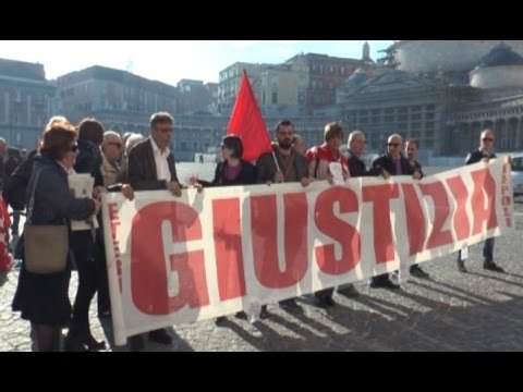 Napoli - Sentenza Eternit, presidio di protesta davanti Prefettura -1- (22.11.14)
