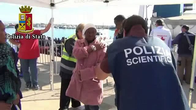 Pozzallo (RG) - Sbarcano altri 345 immigrati, arrestato lo scafista (22.11.14)