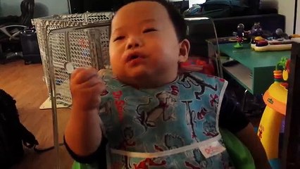 Ce petit garçon essaie de rester éveillé en mangeant…On craque !