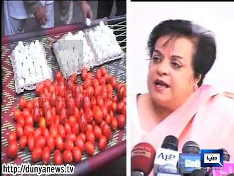 Dunya News - PML-N workers gather eggs, tomatoes to throw at Imran Khan