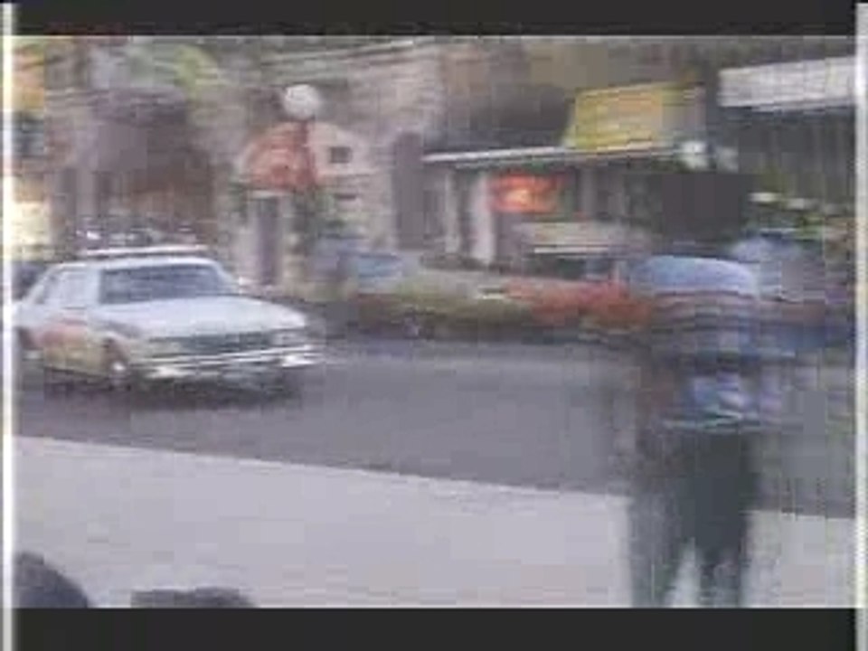 un caméraman qui se fait taper