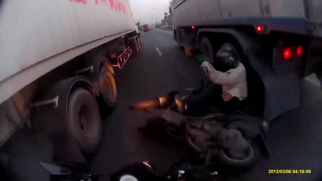 Un homme manque de passer sous les roues d'un camion