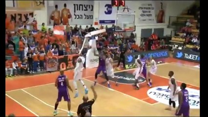 Le tir à trois points totalement improbable de Mark Lyons en fin de possession 