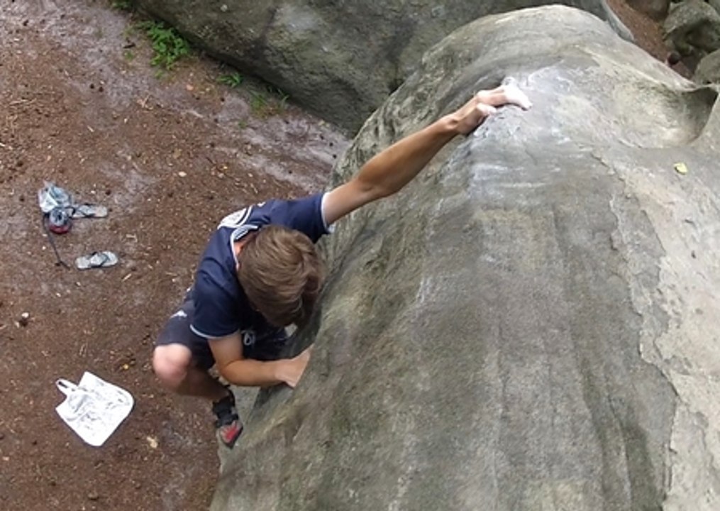 "Adrien à Bleau", escalade de blocs.