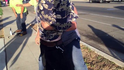 Arrisca a vida para salvar homem de incêndio!